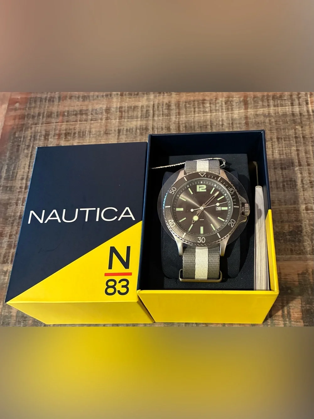 Nautica N83 NAPABS902 Men's Sport Watch Gray Stripe Nylon Strap Like New in Box
